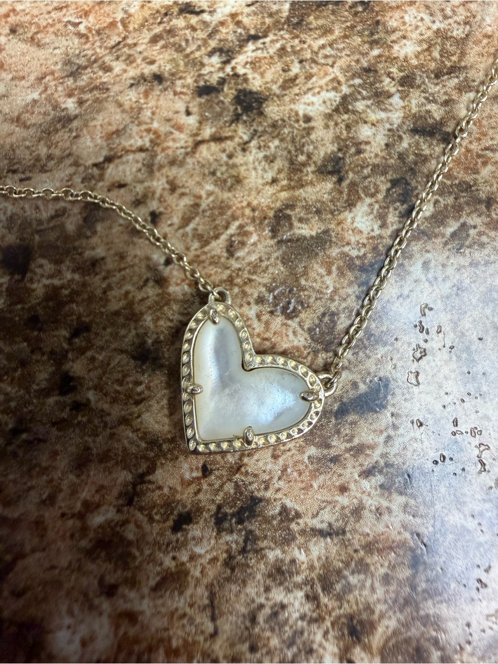 Kendra Scott Ari Heart Necklace Gold Ivory Mother of Pearl Pendant 15-17”